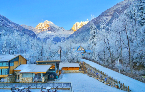 ハイルーゴウ氷河:リーチ内の氷の年齢と雪の温泉の秘密の領域
