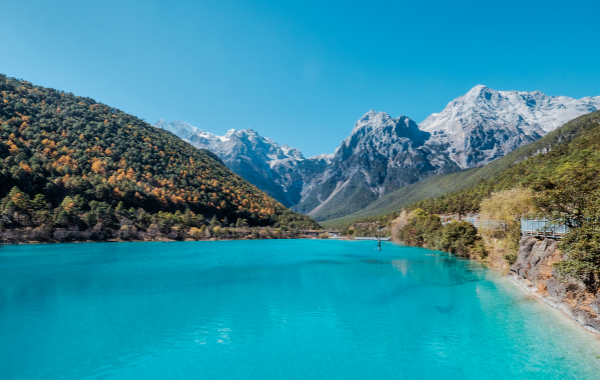 麗江ブルームーン バレー:人間世界と雪山の神殿の純粋な詩に落ちるサファイア