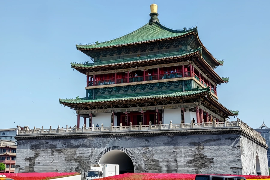 Bell Tower: Un viaje a través de la memoria del tiempo de la mañana Bell Ringing and Evening Drum Beating al pulso de la ciudad