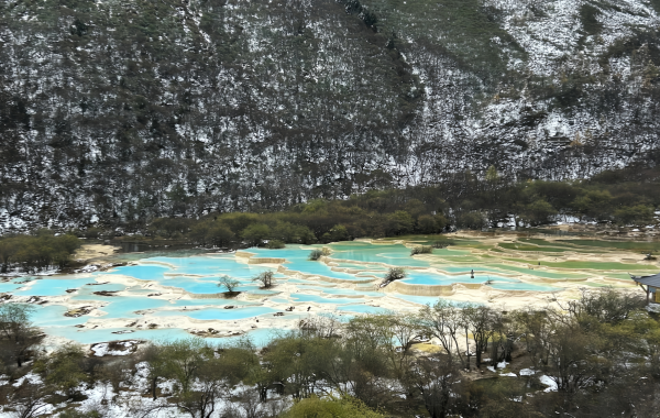 Huanglong:A Kaleidoscopic Journey from Millennia-Old Travertine to an Earthly
