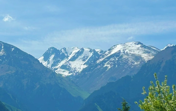 2 日 Urumqi 旅程:都市文化探査と自然風景