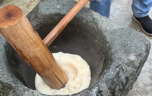 hand-beaten glutinous rice cakes
